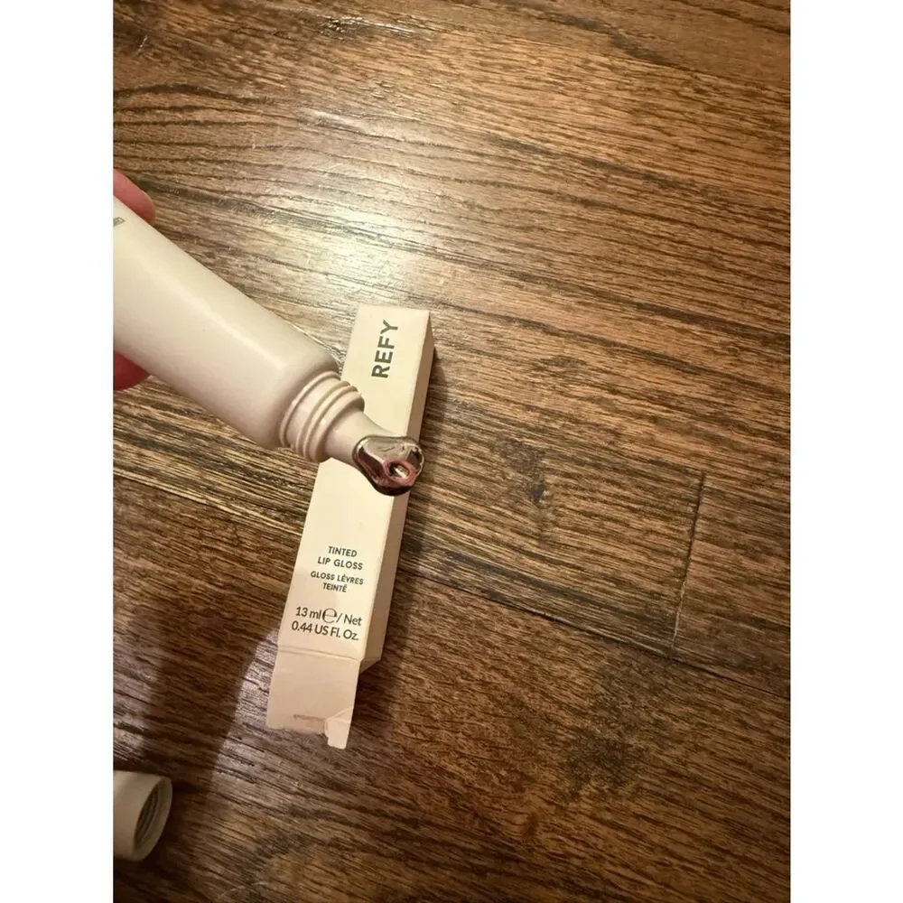 REFY Lip Gloss with Hyaluronic Acid in Fawn